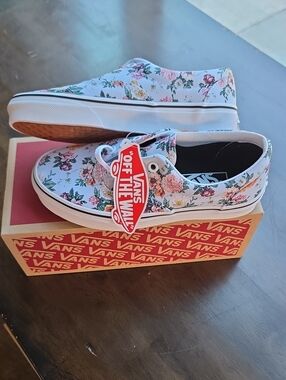 Vans Size 5.5 Women's Floral Low-Top Sneakers in Light Blue Multicolor Flowers